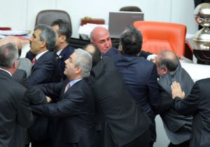  YUMRUK YEDİM, GÖZLÜĞÜM DÜŞTÜ 